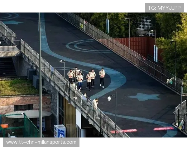 田径赛事举办家庭跑道体验日吸引大量参与，家庭跑步比赛